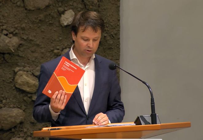 Joost Sneller in de Tweede Kamer met het boek Langetermijndenken in beleid