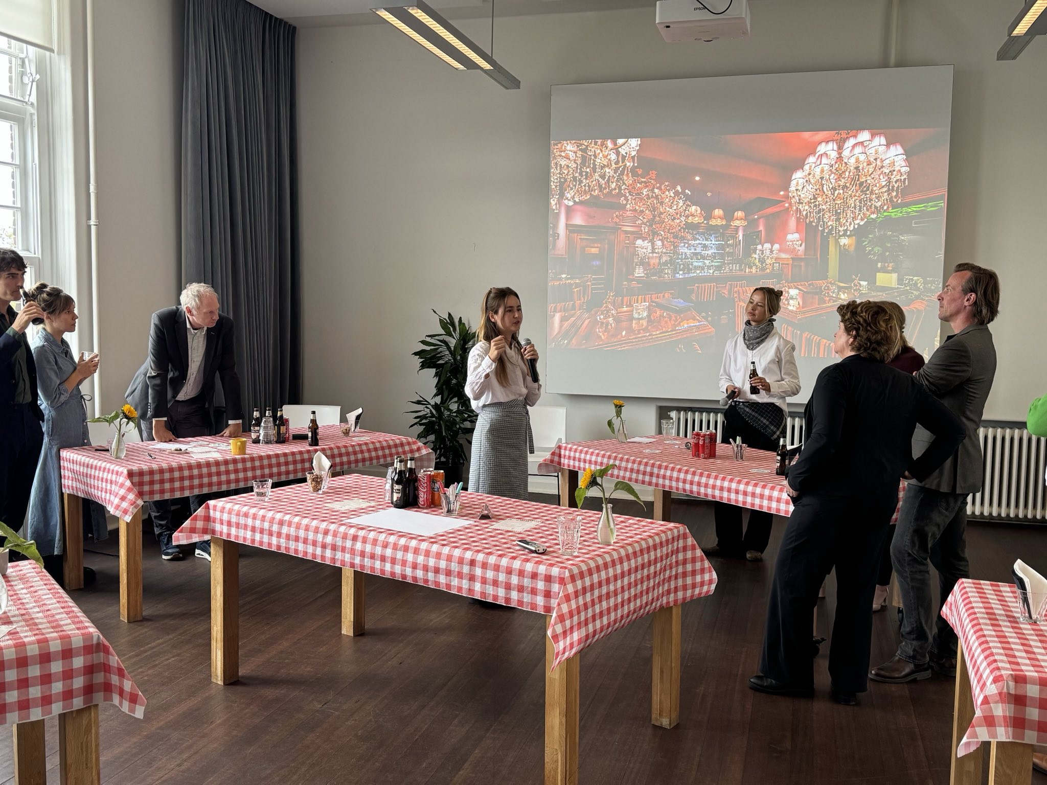 Op deze foto staan collega's van de fabriek in de grote sessieruimte in en cafésetting. Aan de hand van de World Cafe methode gingen we met elkaar in gesprek over de Cultuurkaart, die we eens in de vijf jaar herzien. 
